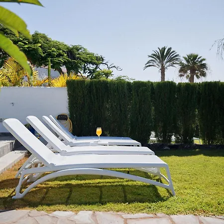 Bright Oceanfront Bungalow, Views, Garden, Coastal