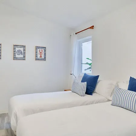 Bright Oceanfront Bungalow, Views, Garden, Coastal Dom wakacyjny