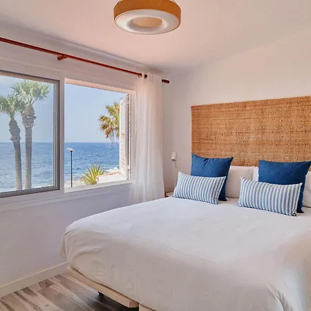 Bright Oceanfront Bungalow, Views, Garden, Coastal