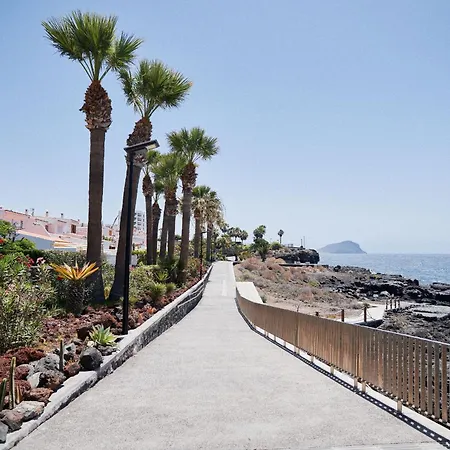 Dom wakacyjny Bright Oceanfront Bungalow, Views, Garden, Coastal *