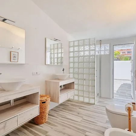 Bright Oceanfront Bungalow, Views, Garden, Coastal Dom wakacyjny