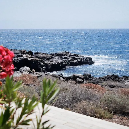 Dom wakacyjny Bright Oceanfront Bungalow, Views, Garden, Coastal