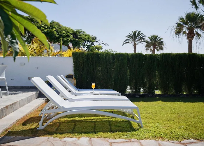 Bright Oceanfront Bungalow, Views, Garden, Coastal