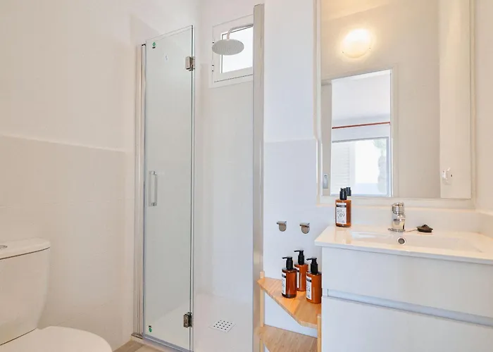 Bright Oceanfront Bungalow, Views, Garden, Coastal *