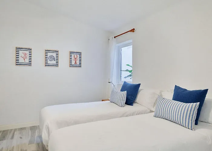 Bright Oceanfront Bungalow, Views, Garden, Coastal Casa vacanze