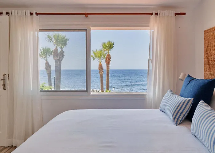 Bright Oceanfront Bungalow, Views, Garden, Coastal 度假居