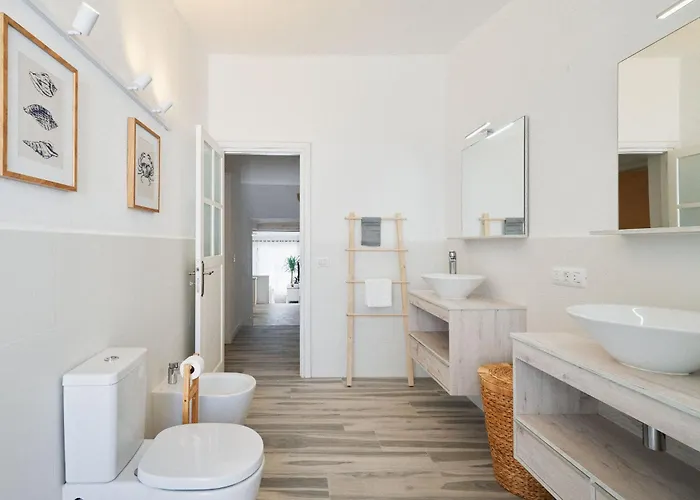 Bright Oceanfront Bungalow, Views, Garden, Coastal 圣米格尔德阿沃纳