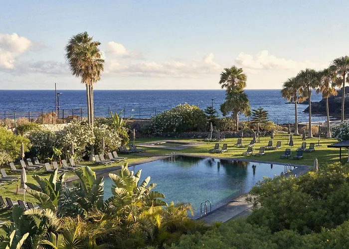 Bright Oceanfront Bungalow, Views, Garden, Coastal 度假居 *