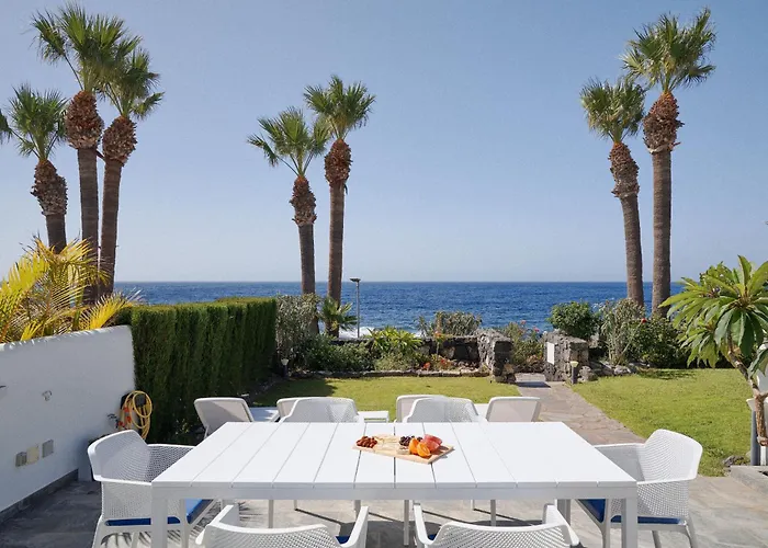 Bright Oceanfront Bungalow, Views, Garden, Coastal 度假居