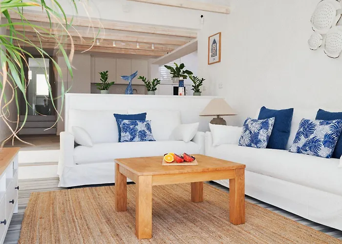 度假居 Bright Oceanfront Bungalow, Views, Garden, Coastal 圣米格尔德阿沃纳