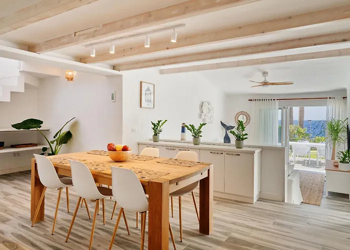 Bright Oceanfront Bungalow, Views, Garden, Coastal 度假居