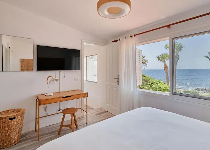 Bright Oceanfront Bungalow, Views, Garden, Coastal Casa vacanze San Miguel de Abona