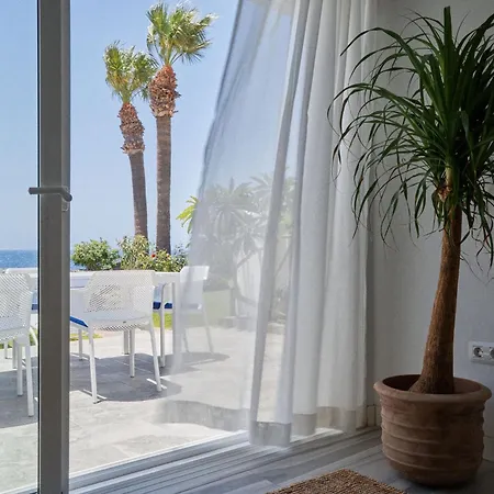Tatil Evi Bright Oceanfront Bungalow, Views, Garden, Coastal
