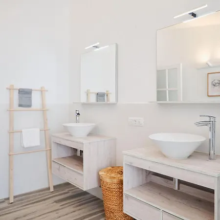 Tatil Evi Bright Oceanfront Bungalow, Views, Garden, Coastal *