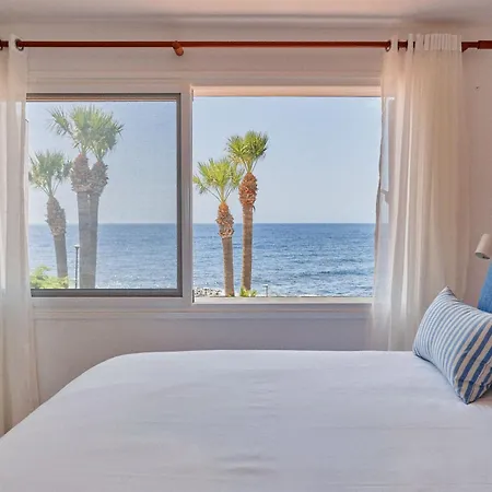 Bright Oceanfront Bungalow, Views, Garden, Coastal Tatil Evi