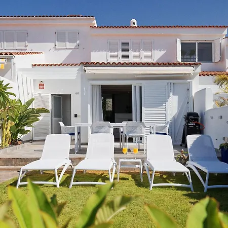 Bright Oceanfront Bungalow, Views, Garden, Coastal