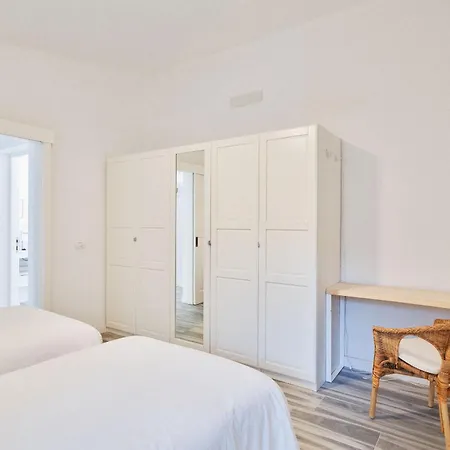 Bright Oceanfront Bungalow, Views, Garden, Coastal Holiday home