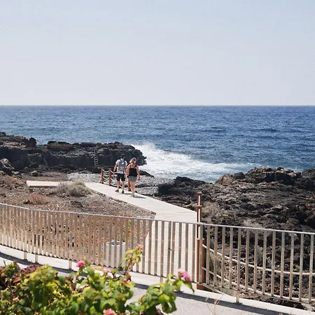 Bright Oceanfront Bungalow, Views, Garden, Coastal