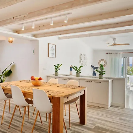 Bright Oceanfront Bungalow, Views, Garden, Coastal Holiday home