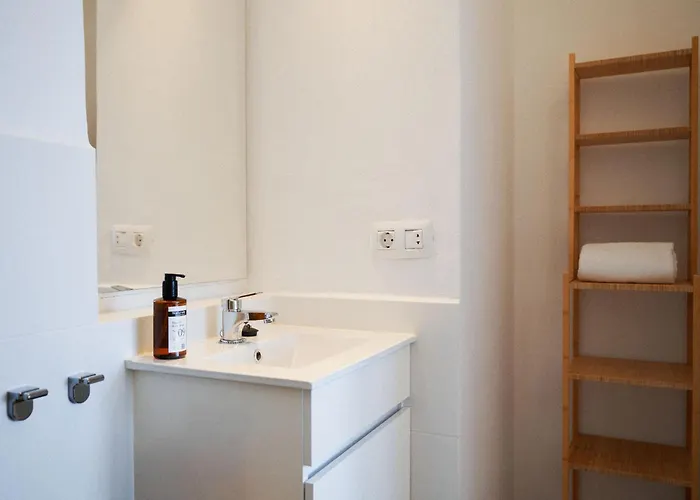 Bright Oceanfront Bungalow, Views, Garden, Coastal 펜션 *