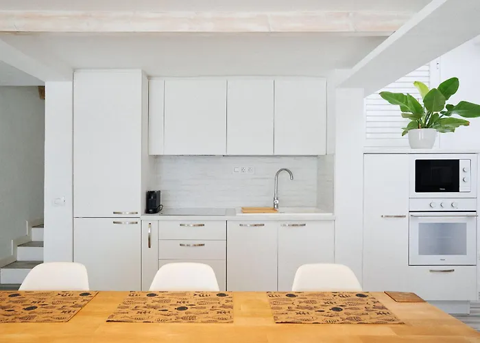 Bright Oceanfront Bungalow, Views, Garden, Coastal *