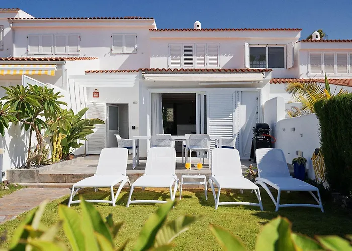 Bright Oceanfront Bungalow, Views, Garden, Coastal