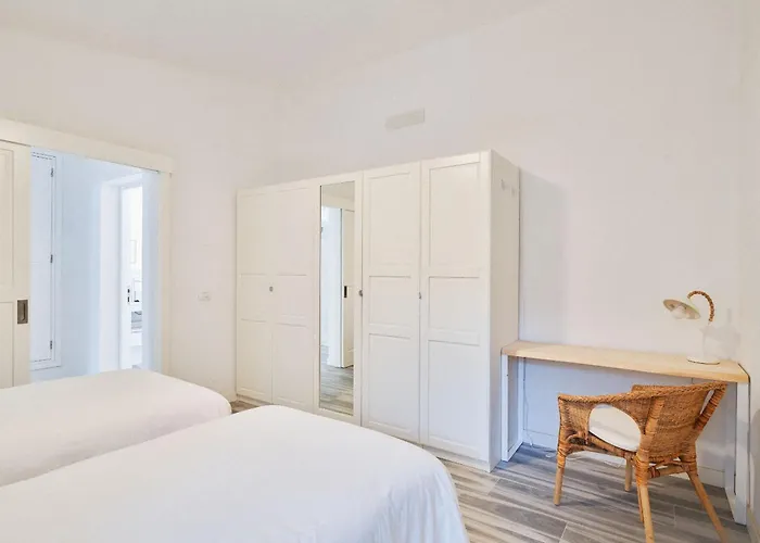 Bright Oceanfront Bungalow, Views, Garden, Coastal 펜션