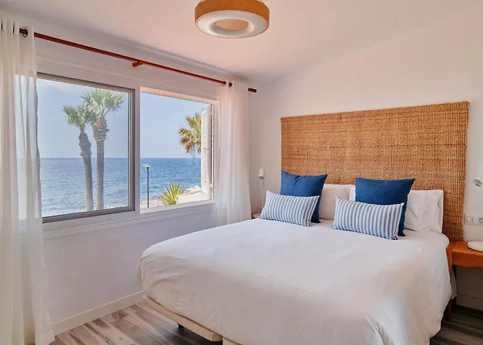 Bright Oceanfront Bungalow, Views, Garden, Coastal