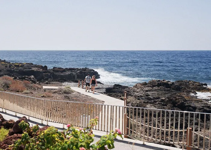 Bright Oceanfront Bungalow, Views, Garden, Coastal