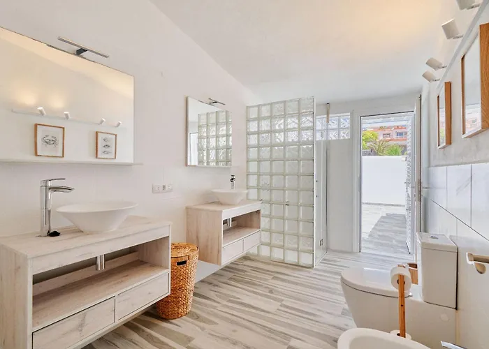 Bright Oceanfront Bungalow, Views, Garden, Coastal Prázdninový dům